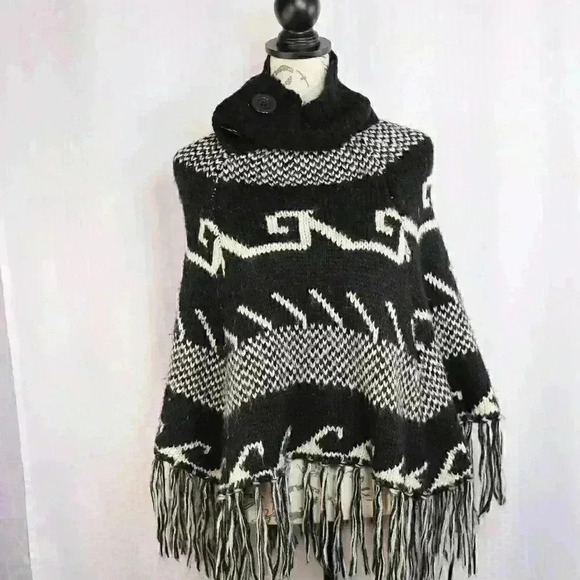 Steve Madden chunky knit Aztec style high/button neck fringe poncho sweater cape - Picture 7 of 10